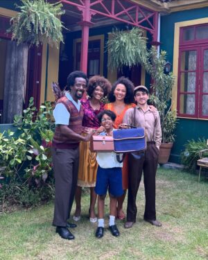 Bárbara Sut Instagram - Hoje faz um ano que Amor Perfeito estreou na TV Globo. Um ano desse início, desse nascimento que segue germinando em outros países e plataformas. Que segue germinando nas relações bonitas de amizade que ela me proporcionou. Que segue germinando na forma como eu sou reconhecida e me reconheço enquanto artista. Amor Perfeito não cabe em 10 imagens. Mas deixo aqui lembranças e recortes desse processo tão importante pra mim. Momentos feliz de a
Amor Pelo-nosso-feito.

#amorperfeito #tvglobo #novela #noveladas18h #estreia #globo #bastidores #redeglobo #energialinda #globoplay #Sônia #Aguasdesãojacinto