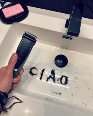 Barbascura X Instagram - Ciao ciurma.
Dato che oggi parto per il Mozambico, e quindi per un paio di settimane sarò in balia degli eventi e del caso, ho pensato che fosse imprescindibile lasciarvi in eredità un po’ di foto brutte.
Non c’è di che.
Con disagio
X