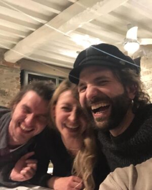 Barbascura X Instagram - Ciao ciurma.
Dato che oggi parto per il Mozambico, e quindi per un paio di settimane sarò in balia degli eventi e del caso, ho pensato che fosse imprescindibile lasciarvi in eredità un po’ di foto brutte.
Non c’è di che.
Con disagio
X