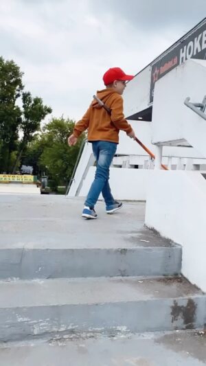 Barbora Balúchová Instagram - S Alexkom milujeme šport a prišiel do veku kedy si sám vypýtal že by chcel chodiť na hokej.🏒Nebudem vám hovoriť že som si celkom nevedela predstaviť do čoho idem a hlavne hokejisti majú toľko výstroje že už pri myšlienke ako ho do všetkého oblečiem som mala hlavu v smútku🙈🤣 ALE áno jedno veľké ale, mala som šťastie že som natrafila na predajňu @redrebel.sk kde mi Alexka kompletne obliekli na ľad, všetko vysvetlili a ešte veľmi potešili zľavou na výstroj😉 Nezapriem sa som žena a mám rada zľavy. Čo by som to bola za influencerku, keby som rovno nemyslela aj na vás? Rovno som vybavila zľavový kód barbora10  kde máte zľavu na celý nákup, na nové, ale aj už zlacnené veci. Výber do ktorého klubu bol jasný @hcpetrzalka2010 má jednoznačne najlepších trénerov a aj kolektív rodičov a detičiek nás tam veľmi pekne prijali. Odporúčam ak uvažujete nad aktivitou pre vaše dieta prísť sa pozrieť na tréning. 
PS: veľké plus je, že odkedy Alexko hráva hokej chodi spať o hodinu skôr😉