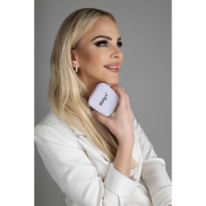 Barbora Balúchová Instagram - Krásne rovné zuby bez drôtikov ktoré si hneď každý všimne?🦷Áno dá sa to s neviditeľným strojčekom od @starlynr.sk  @drmartindental .
Dlahy sú úplne neviditeľné, no zároveň dostatočne silné a účinné na to, aby vyrovnali váš úsmev na požadovaný výsledok.
Je ideálny pre všetky vekové kategórie. Na našej klinike denne vstupujú do liečby deti, tínedžeri, dospelí a dokonca aj ľudia vo vyššom veku.
Samotná liečba je rozdelená na viacero dláh, ktoré postupne v týždenných až dvoj-týždňových intervaloch pacientovi posúvajú zuby do požadovanej polohy.
Používanie počas celého dňa je pohodlné aj pri konzumácii jedla či nápojov a je veľmi jednoduchý na čistenie, sníma sa počas konzumácie a pitia farebných nápojov.
Je jednoduchý na domácu údržbu kedykoľvek a kdekoľvek.
Je omnoho pohodlnejší ako fixný strojček a pacient sa pri jeho nosení cíti komfortnejšie.😍
A mám pre vás aj zľavový kód BARBORA s ktorým ušetríte 20% celkovej sumy. Zľava platí v @starlynr.sk a aj u @drmartindental 
📸: @suzan.m_photographer 
make-up: @viktoriaxmakeup