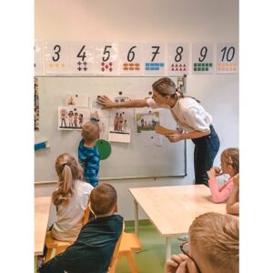 Barbora Balúchová Instagram - Mať doma predškolákov nie je len o vypadávaní zúbkov, či milónoch otázkach a ešte viacerých odpovediach, ale aj o tom, aby títo ešte stále drobci mali zabezpečenú kvalitnú prípravu do školy🎓Pod pojmom kvalitná si každý z nás predstaví niečo iné a preto napíšem, prečo si myslím, že v škôlke @smshappytime taká je👉Alexko je od septembra predškolákom v triede Sovičiek🦉. Každý deň je niekoľko hodín v kontakte s angličtinou,s pani učiteľkami sa venujú tým najrôznejším témam a oblastiam, aby boli na nástup do prvej triedy pripravení čo najlepšie. V triede majú množstvo podnetov, didaktických hračiek a pomôcok, dennodenne precvičujú grafomotoriku, jemnú motoriku a aj hrubú motoriku-dvakrát do týždňa majú pohybové cvičenie s trénerom😍🏋️‍♂️a chystajú sa aj plávať do bazéna🏊‍♀️, na ľad ⛸a aj lyžovanie!⛷Nehovoriac o tom, že okrem športových krúžkov majú niekoľko ďalších poobede priamo v škôlke.🤌🏽😍
Okrem vedomostí má v škôlke skvelých parťákov a čo sa mi páči ešte viac, že v @smshappytime dbajú na zdravé vzťahy plné empatie a pochopenia.
A čo je úplne skvelé, ako rodičia dostávate týždenný feedback s fotkami do appky, a taktiež máme možnosť pravidelne konzultovať progres dieťatka či už cez spomínanú aplikáciu alebo priamo na prevádzke. @smshappytime