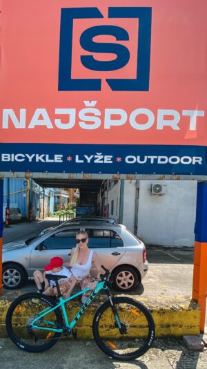 Barbora Balúchová Instagram - Mám tu nejakých cyklistov? 
Skvelá služba od @najsport_slovensko POŽIČOVŇA BiCYKLOV 🚴🏼‍♀️ 
Máte na výber rôzne typy horský, krosový, mestský, cestný, celoodpružené bicykle, hardtailove horské bicykle a detské bicykle. Viete s požičať aj veľa príslušenstva ako prilby, vozíky, nosiče bicyklov. Požičať si môžete  na jeden deň ale aj dlhodobo🍀