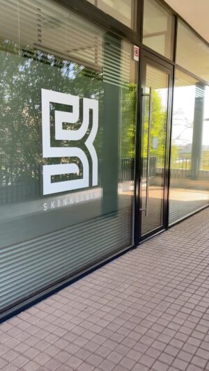 Barbora Balúchová Instagram - OŠETRENIE PLETI v @skinklinik.sk , ktoré keď vyskúšaš raz budeš ho chcieť stále🤍
Technológia HydraFacial rieši problémy pleti spojené so slnečným žiarením, hyperpigmentáciami, vyhladzuje jemné linky, vrásky, redukuje kožný maz a rozšírené póry, vyrovnáva a normalizuje hydratáciu pleti. Výsledkom je jasná, prežiarená a výrazne omladená pleť.
Ako prebieha ošetrenie HydraFacial?
1. VORTEX – EXFOLIATION
Active-4 sérum odstraňuje odumreté bunky a odhaľuje zdravú pleť.
2. VORTEX – PEEL
Glysal – zmes kys. glykolovej a kys. salycilovej prináša účinky peelingu bez nežiadúcich účinkov.
3. VORTEX – EXTRACTION
Patentované automatické Vortex odsávanie bezbolestne čistí póry s exkluzívnym Beta-HD sérom.
4. VORTEX – BOOST Omorovicza 
Esenciálne vitamíny, minerály, ktoré sú naplnené vysoko koncentrovanou dávkou liečiveho koncentratu Omorovicza minerálneho elixíru, ktorý využíva termálnu vodu z Budapešti. 
5. VORTEX – FUSION
Antiox  sérum vyživuje a hydratuje s antioxidatmi, peptidmi a kys. hyaluronovou.