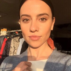 Barbora Černá Instagram - Last shooting day in 2021! 👀 On the set with @luciecerna_ so I couldn’t be happier. Nikdy sem nic nepíšu, protože mnohdy nevěřim tomu, ze by to reálně někdo chtěl číst.. taky si nemyslím, ze píšu něco světoborného. Ale tenhle rok byl tak zběsilej i skvělej, ze to nějak nejde nenapsat! Na lidech mě obecně fascinuje jejich vnitřní síla, ty jejich vnitřní motory, které se nepřestávají točit, aby si tu na světě našli svoje štěstí/poslani/smysl/nutný přežití, a taky přízeň, kterou někteří mají během toho procesu v rukávu nejen sami pro sebe, ale i pro druhé.. a to i přes to, ze je to proces pro každého místy bolestivý, jako bejvá sám život. Jsme bojovníci, to chci rict. Moje díky patří @ivetcerna @luciecerna_ @atkaticha @mikulastichy za to, ze me neustale inspirují/tenhle rok obzvlášť inspirovali, a taky desítkám dalším lidem, které jsem mohla poznat zatím jen trochu, a i přes to ve mne zanechali velkou stopu... Konec hlášení, see you in new year!