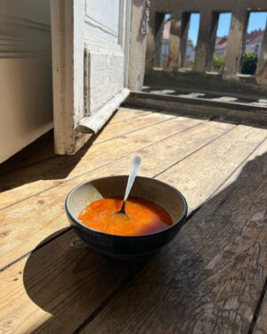 Barbora Černá Instagram - This story is about zelňačka. The best soup in the world... #zelňačka #kojetickáklobása #love (a nej miska je od @atkaticha !)