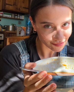 Barbora Černá Instagram - This story is about zelňačka. The best soup in the world... #zelňačka #kojetickáklobása #love (a nej miska je od @atkaticha !)
