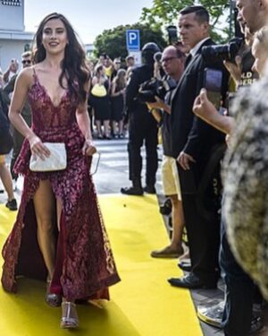 Barbora Černá Instagram - …Děkuji za vše šílené, 
za krásné 💃🏽 @sandramark_fashion_designer a za 💄 @mirkaceslova .♥️

Jak moc velký kus práce na mne odvedly, dosvědčuje třetí fotka...) #🎬