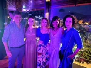 Barbora Fišerová Instagram - Parta na party….Lór&Natuzzi party…Kviff..Hotel Thermal…party time se skvělou partou… díky za krásný večer …🥳🎬
#kviff#partycas#partytime#lor#natuzzi#hotelthermal#karlovyvary#filmovyfestival#romanagoscikova#kareljanak#andreamachalikova#evaalner#barafiserova#parta#dekuji