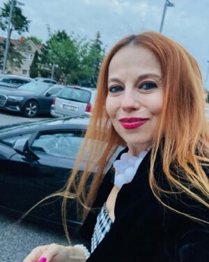 Barbora Fišerová Instagram - Tak ještě v černém…Paráda …
#lamborgini#mladoboleskavskyfilmovyfestival#slavnostnizakonceni#jizda#rychlost#auta