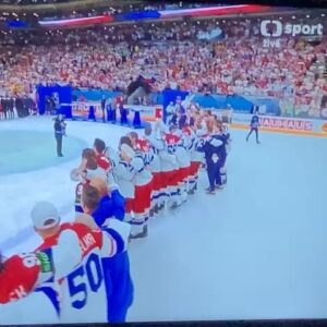 Barbora Fišerová Instagram - Nádherný okamžik … zlato pro celé Česko❤️🇨🇿🏒🏆🥇
Z celého srdce děkujeme… Jedna země, jedno srdce❤️
