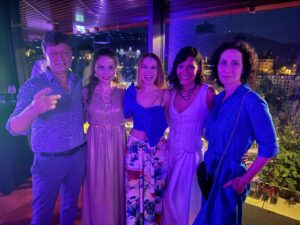 Barbora Fišerová Instagram - Parta na party….Lór&Natuzzi party…Kviff..Hotel Thermal…party time se skvělou partou… díky za krásný večer …🥳🎬
#kviff#partycas#partytime#lor#natuzzi#hotelthermal#karlovyvary#filmovyfestival#romanagoscikova#kareljanak#andreamachalikova#evaalner#barafiserova#parta#dekuji