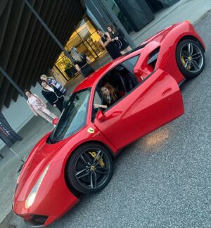 Barbora Fišerová Instagram - To byla jízda … v červeném 🚘🏎️
#ferarri#mladoboleslavskyfilmovyfestival#mladaboleslav#tobylajizda#slavnostnizakonceni#rychlost#auta#vitrvevlasech