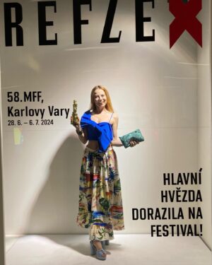 Barbora Fišerová Instagram - Tak přeci jen nějaká cena pro mě zbyla🤣
#kviff#filmovyfestivalkarlovyvary#hotelthermal#filmovysvatek#saryvary#reflexlounge