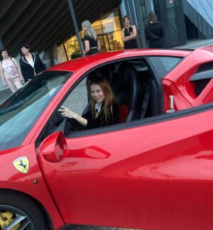 Barbora Fišerová Instagram - To byla jízda … v červeném 🚘🏎️
#ferarri#mladoboleslavskyfilmovyfestival#mladaboleslav#tobylajizda#slavnostnizakonceni#rychlost#auta#vitrvevlasech