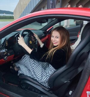 Barbora Fišerová Instagram - To byla jízda … v červeném 🚘🏎️
#ferarri#mladoboleslavskyfilmovyfestival#mladaboleslav#tobylajizda#slavnostnizakonceni#rychlost#auta#vitrvevlasech