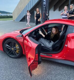 Barbora Fišerová Instagram - To byla jízda … v červeném 🚘🏎️
#ferarri#mladoboleslavskyfilmovyfestival#mladaboleslav#tobylajizda#slavnostnizakonceni#rychlost#auta#vitrvevlasech