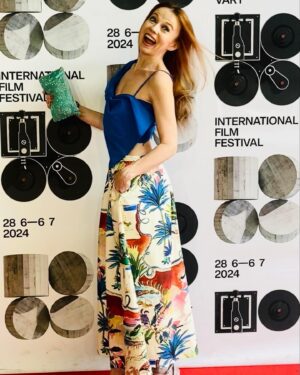 Barbora Fišerová Instagram - První den na Kviff …na nejkrásnějším filmovém festivalu Karlovy Vary…58.ročník …ještě se vrátím 🎬☀️
#kviff#kviff2024#58.kviff#filmovyfestivalkarlovyvary#saryvary#karlovyvary#filmoveleto#lor#lornatuzziparty