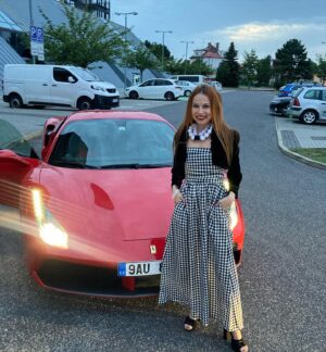 Barbora Fišerová Instagram - To byla jízda … v červeném 🚘🏎️
#ferarri#mladoboleslavskyfilmovyfestival#mladaboleslav#tobylajizda#slavnostnizakonceni#rychlost#auta#vitrvevlasech