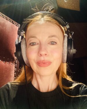 Barbora Fišerová Instagram - dabingový den….a zase o pár let mladší …mám to ale štěstí, že stále dabuji puberťáky a mladé holky🎬
#daning#film#serial#cestina