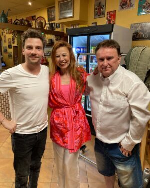 Barbora Fišerová Instagram - Na place s bezva kolegy a štábem … něco se chystá 🎬
V kinech příští rok🎬❤️🙋‍♀️
#naplace#onset#nataceni#shooting#ceskyfilm#czechmovie#marie#smithproduktion