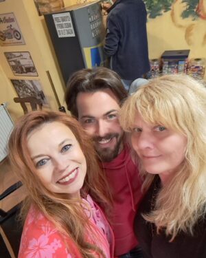 Barbora Fišerová Instagram - Na place s bezva kolegy a štábem … něco se chystá 🎬
V kinech příští rok🎬❤️🙋‍♀️
#naplace#onset#nataceni#shooting#ceskyfilm#czechmovie#marie#smithproduktion