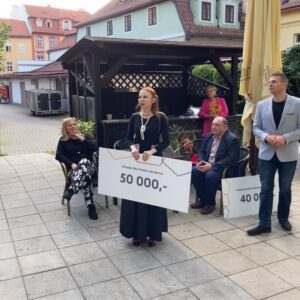 Barbora Fišerová Instagram - Děkujeme za krásný dárek pro naše Divadlo Bez Hranic… měla jsem čest za celé divadlo převzít tento vzácný šek… Děkujeme a těšíme se na nové divadelní premiéry 🙏❤️