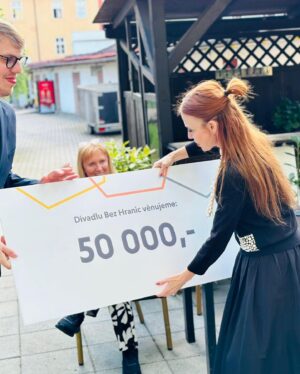 Barbora Fišerová Instagram - Včera jsem měla čest převzít krásný dárek pro naše Divadlo Bez Hranic…děkujeme a těšíme se na novou divadelní sezónu a nové divadelní premiéry …. ❤️