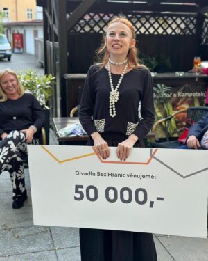 Barbora Fišerová Instagram - Včera jsem měla čest převzít krásný dárek pro naše Divadlo Bez Hranic…děkujeme a těšíme se na novou divadelní sezónu a nové divadelní premiéry …. ❤️