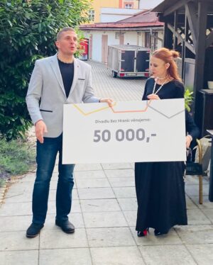 Barbora Fišerová Instagram - Včera jsem měla čest převzít krásný dárek pro naše Divadlo Bez Hranic…děkujeme a těšíme se na novou divadelní sezónu a nové divadelní premiéry …. ❤️