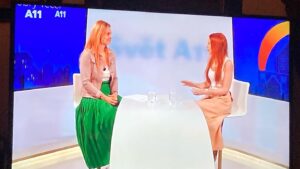 Barbora Fišerová Instagram - Děkuju za milý rozhovor pro pořad Svět A11 s moderátorkou Terezkou Stýblovou🎬🙏
#tva11#sveta11#barafiserova#terezastyblova