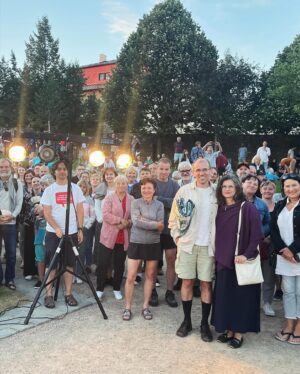 Barbora Seidlová Instagram - Dnešní “chvilka poezie” v rámci festivalu @smetanova_poeticka_litomysl Takový zájem o básně mě překvapil a dojal! Děkuji Ondřeji Daňkovi za pozvání, za nádherný zážitek, krásné prostředí, neopakovatelnou atmosféru ve festivalových zahradách… Litomyšl je nádherná a když se přidá ještě ještě pár schopných lidí se smysluplným záměrem… je to… poezie!
A díky @svestkovaivana_harpist za koncert “na vodě”… spojení harfy a kontrabasu je neobvyklé ale skutečně krásné!!!