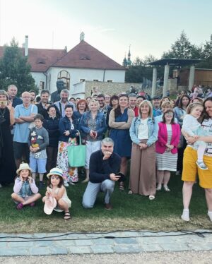 Barbora Seidlová Instagram - Dnešní “chvilka poezie” v rámci festivalu @smetanova_poeticka_litomysl Takový zájem o básně mě překvapil a dojal! Děkuji Ondřeji Daňkovi za pozvání, za nádherný zážitek, krásné prostředí, neopakovatelnou atmosféru ve festivalových zahradách… Litomyšl je nádherná a když se přidá ještě ještě pár schopných lidí se smysluplným záměrem… je to… poezie!
A díky @svestkovaivana_harpist za koncert “na vodě”… spojení harfy a kontrabasu je neobvyklé ale skutečně krásné!!!