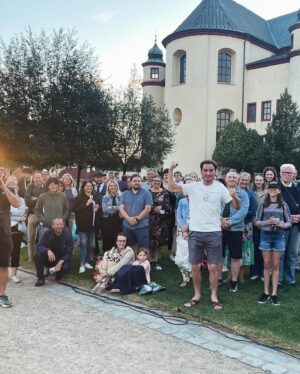 Barbora Seidlová Instagram - Dnešní “chvilka poezie” v rámci festivalu @smetanova_poeticka_litomysl Takový zájem o básně mě překvapil a dojal! Děkuji Ondřeji Daňkovi za pozvání, za nádherný zážitek, krásné prostředí, neopakovatelnou atmosféru ve festivalových zahradách… Litomyšl je nádherná a když se přidá ještě ještě pár schopných lidí se smysluplným záměrem… je to… poezie!
A díky @svestkovaivana_harpist za koncert “na vodě”… spojení harfy a kontrabasu je neobvyklé ale skutečně krásné!!!
