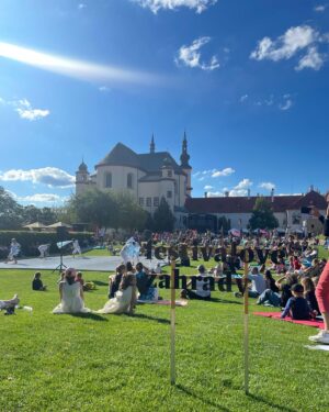 Barbora Seidlová Instagram - Dnešní “chvilka poezie” v rámci festivalu @smetanova_poeticka_litomysl Takový zájem o básně mě překvapil a dojal! Děkuji Ondřeji Daňkovi za pozvání, za nádherný zážitek, krásné prostředí, neopakovatelnou atmosféru ve festivalových zahradách… Litomyšl je nádherná a když se přidá ještě ještě pár schopných lidí se smysluplným záměrem… je to… poezie!
A díky @svestkovaivana_harpist za koncert “na vodě”… spojení harfy a kontrabasu je neobvyklé ale skutečně krásné!!!