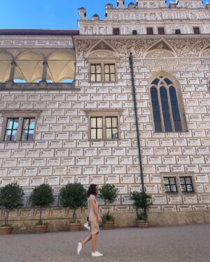 Barbora Seidlová Instagram - Dnešní “chvilka poezie” v rámci festivalu @smetanova_poeticka_litomysl Takový zájem o básně mě překvapil a dojal! Děkuji Ondřeji Daňkovi za pozvání, za nádherný zážitek, krásné prostředí, neopakovatelnou atmosféru ve festivalových zahradách… Litomyšl je nádherná a když se přidá ještě ještě pár schopných lidí se smysluplným záměrem… je to… poezie!
A díky @svestkovaivana_harpist za koncert “na vodě”… spojení harfy a kontrabasu je neobvyklé ale skutečně krásné!!!