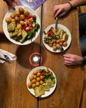 Barbora Seidlová Instagram - To nemělo chybu! Děkujeme úžasným divákům z ValMezu… Marku Barošovi za skvělý servis, kuchtíkovi Frantovi za #vegan večeři, Áďe a Mie za to že nás vyvenčily… děkujem že si to můžeme takhle užívat! 💙