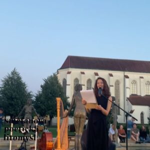 Barbora Seidlová Instagram - Dnešní “chvilka poezie” v rámci festivalu @smetanova_poeticka_litomysl Takový zájem o básně mě překvapil a dojal! Děkuji Ondřeji Daňkovi za pozvání, za nádherný zážitek, krásné prostředí, neopakovatelnou atmosféru ve festivalových zahradách… Litomyšl je nádherná a když se přidá ještě ještě pár schopných lidí se smysluplným záměrem… je to… poezie!
A díky @svestkovaivana_harpist za koncert “na vodě”… spojení harfy a kontrabasu je neobvyklé ale skutečně krásné!!!
