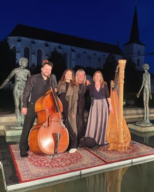 Barbora Seidlová Instagram - Dnešní “chvilka poezie” v rámci festivalu @smetanova_poeticka_litomysl Takový zájem o básně mě překvapil a dojal! Děkuji Ondřeji Daňkovi za pozvání, za nádherný zážitek, krásné prostředí, neopakovatelnou atmosféru ve festivalových zahradách… Litomyšl je nádherná a když se přidá ještě ještě pár schopných lidí se smysluplným záměrem… je to… poezie!
A díky @svestkovaivana_harpist za koncert “na vodě”… spojení harfy a kontrabasu je neobvyklé ale skutečně krásné!!!