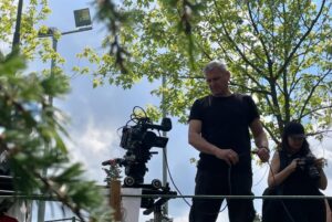 Barbora Seidlová Instagram - Hotovo! Dotočeno! 🎬 a teď už se jen těším na výsledek… @krtkuvsvet_film_official 💚 Hrát postavu Kateřiny, podle skutečné Kateřiny která stojí vedle vás a kouká jak ji hrajete… a aby se vám to dobře hrálo, půjčí vám své tenisky a kabelku… Příběh podle skutečné události, v autentickém prostředí, s “manželem” Davidem Novotným (který je v postavě Pepy pro jistotu oděn v monterkách skutečného Pepy) s mini štábem, za to hodně milým a sehranýn… to je MAXI autentický zážitek! Díky za něj! 💛 
A děkuji za fotky! Ellen!!!
@lakprodukce