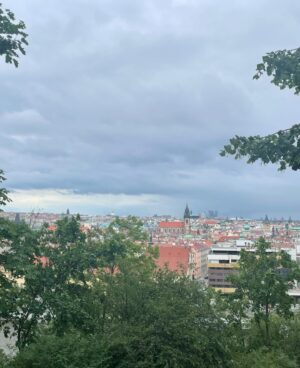 Barbora Seidlová Instagram - Po dlouhé době hodně prodloužený pracovní víkend v Praze…. s hodně zážitky, hodně setkáními nad plány a sny, šitím a obdivováním novinek @eiri_prague … hodně prací, hodně deště (ten jsem si, díky hodně hodným kamarádům, kteří nám půjčili byt i s pláštěnkami, nakonec taky užila). Po dlouhé době jsem to město viděla jinýma očima… A přijde mi opravdu krásné! Děkuju @magdalena.vokacova  že jsi mi je svou láskou k tomuhle místu otevřela! Po dlouhé době to byl opravdu hodně krásný zážitek!