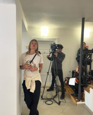 Barbora Seidlová Instagram - Po dlouhé době hodně prodloužený pracovní víkend v Praze…. s hodně zážitky, hodně setkáními nad plány a sny, šitím a obdivováním novinek @eiri_prague … hodně prací, hodně deště (ten jsem si, díky hodně hodným kamarádům, kteří nám půjčili byt i s pláštěnkami, nakonec taky užila). Po dlouhé době jsem to město viděla jinýma očima… A přijde mi opravdu krásné! Děkuju @magdalena.vokacova  že jsi mi je svou láskou k tomuhle místu otevřela! Po dlouhé době to byl opravdu hodně krásný zážitek!