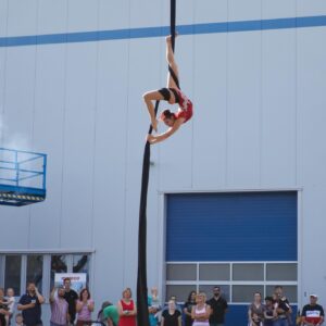 Barbora Zavadilová Instagram - Akrobatická show pro firmu @statechcz ❤️
.
.
.
#aerialgirl #aerialsilks #acrobat #akrobacie #show #showpraha #showprague #aerialhoop #aerialdrop