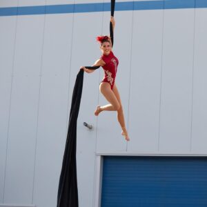 Barbora Zavadilová Instagram - Akrobatická show pro firmu @statechcz ❤️
.
.
.
#aerialgirl #aerialsilks #acrobat #akrobacie #show #showpraha #showprague #aerialhoop #aerialdrop