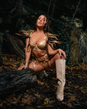 Barbora Zavadilová Instagram - Ovšem tahle série 😈🔥😍🪶
Moje divoký já by talentovanej @jakubkubajz 🙌
Děkuju 🪶🤍

#wild #nature #witch #spiritual #spirituality #wildlife #soul #wood #naturephotography