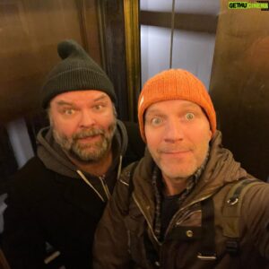 Bård Tufte Johansen Instagram - Tre års reise og 243 forestillinger med «12goderåd» er over.  Fulle saler- bråstopp-kohorter-bråstopp -fulle saler.  Vi har hatt det meste.  Takk til alle som kom, det har vært vilt gøy. Nå må jeg avvende meg å være på tur med verdens beste @antonsoise.  Det blir ikke lett.  Mulig vi må trappe ned med en tur til Thon Hotell Horten. @feelgoodistage @thaliateater