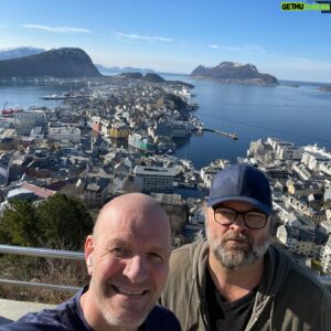 Bård Tufte Johansen Instagram - Tre års reise og 243 forestillinger med «12goderåd» er over.  Fulle saler- bråstopp-kohorter-bråstopp -fulle saler.  Vi har hatt det meste.  Takk til alle som kom, det har vært vilt gøy. Nå må jeg avvende meg å være på tur med verdens beste @antonsoise.  Det blir ikke lett.  Mulig vi må trappe ned med en tur til Thon Hotell Horten. @feelgoodistage @thaliateater