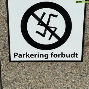 Bård Tufte Johansen Instagram - Det er ikke lett for nazister og finne parkering i denne byen nå.