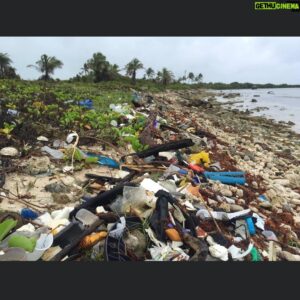 Bård Tufte Johansen Instagram - Dette bildet tok jeg i 2016 på en øde strand i Mexico langt fra sivilisasjonen. Hver cm var dekket av plastsøppel. Aldri fått en sterkere « dette kommer ikke til å gå» følelse i min naive fleis.  Vipps til 2133 så går det i hvert fall litt bedre. Pengene går til den delen av verden hvor de ikke har Fylkeskommune. #føkkplastihavet. #tvaksjonen2020