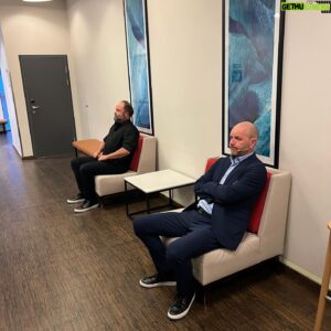 Bård Tufte Johansen Instagram - En knall uke med fulle saler og veldig store stoler er over.  Takk til alle som kom. Nå videre nordover til Tromsø Narvik Harstad og Bodø. @antonsoise  #12goderåd
